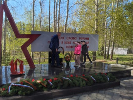 Возложение венка памяти на в/б 136 Возложение венка памяти на в/б 136.